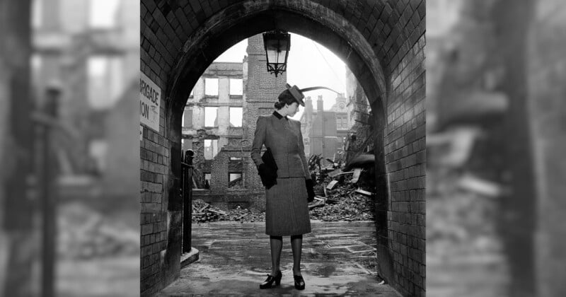 Una mujer está parada en el túnel.