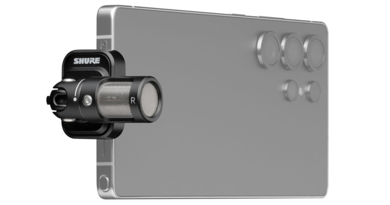 El micrófono compacto Shure está montado en el costado del teléfono inteligente y se muestra en una vista de silueta transparente para resaltar la ubicación y el diseño del micrófono.