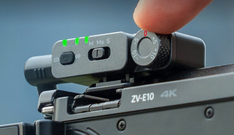 El dedo presiona el botón de la cámara.