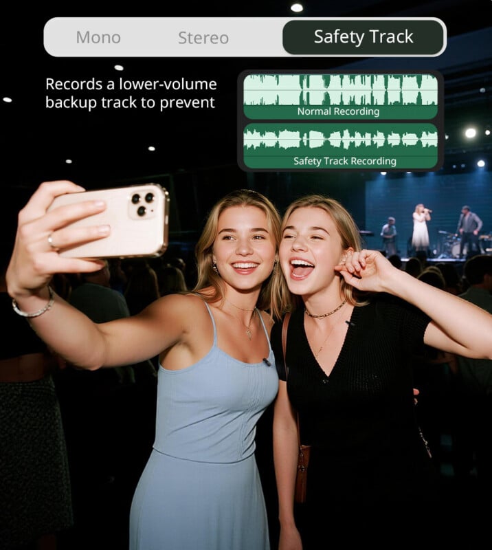 Dos mujeres jóvenes se toman una selfie sonriendo en un concierto, con la multitud y los artistas en el escenario detrás de ellas. La superposición muestra las opciones de grabación de audio: mono, estéreo y pista segura, con formas de onda gráficas que comparan las grabaciones.