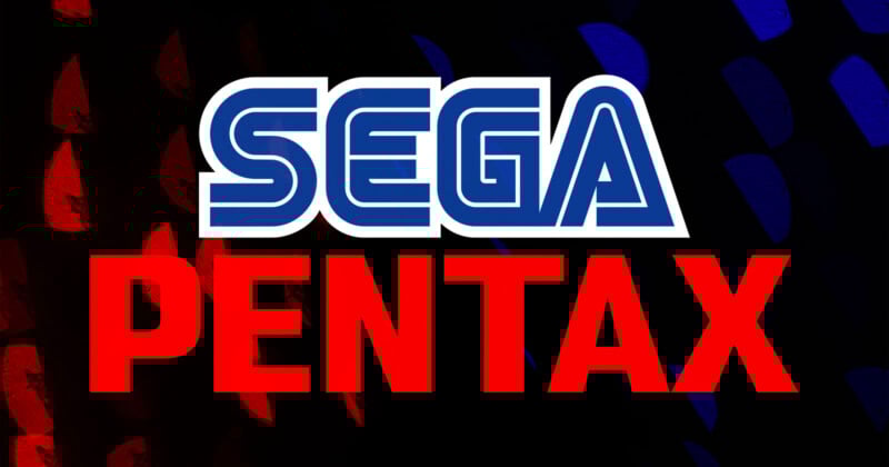 La imagen tiene el logo de SEGA en azul y blanco encima del texto. "pentax" Letras rojas en negrita sobre fondo abstracto oscuro con patrones de luz roja y azul.