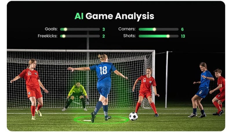 Un futbolista vestido de azul se prepara para patear el balón hacia la portería, cuatro jugadores del equipo contrario vestidos de rojo y un portero se preparan para defender. Las estadísticas en pantalla muestran goles: 3, tiros libres: 2, tiros de esquina: 6, tiros a puerta: 13. El texto dice