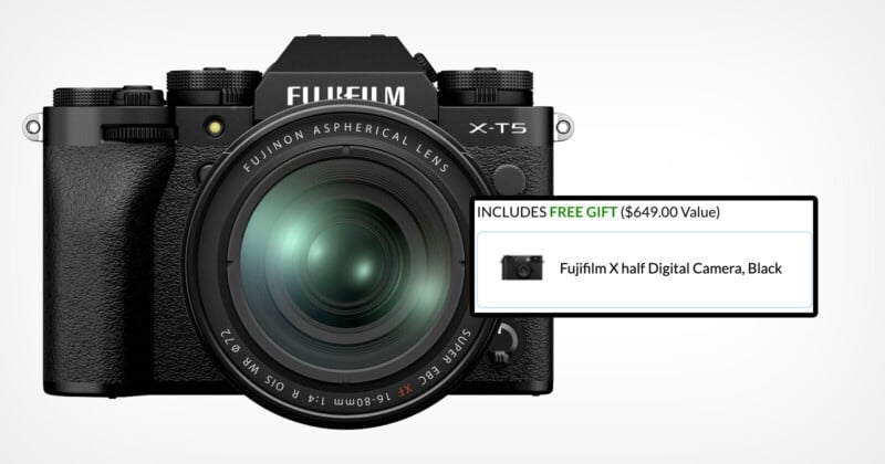 Aquí se muestra una cámara digital negra Fujifilm X-T5 equipada con una lente Fujinon. Una caja insertada anuncia un obsequio: una media cámara digital Fujifilm X, negra, valorada en 649 dólares.