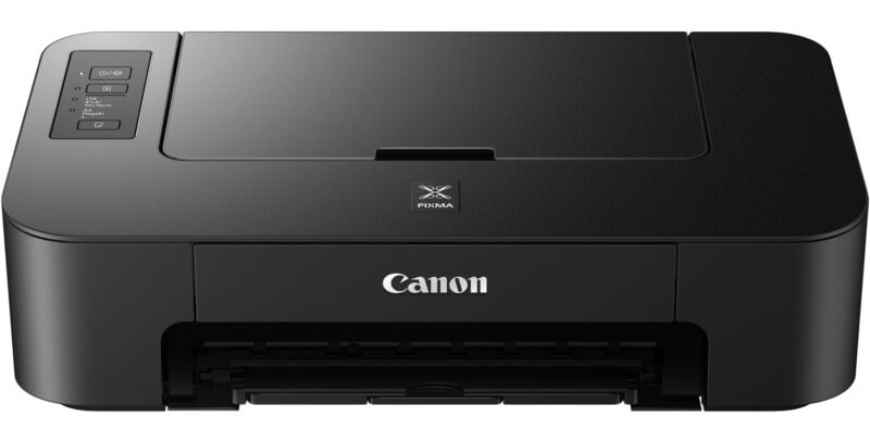 Una impresora Canon PIXMA negra con controles en la esquina superior izquierda, una bandeja de papel abierta en el frente y el logotipo de Canon resaltado en el panel frontal.