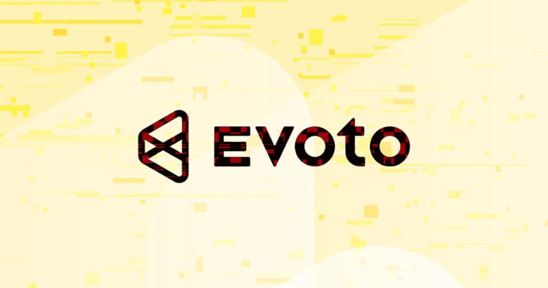 La imagen muestra el logotipo y el texto de Evoto en negro y rojo sobre un fondo geométrico abstracto de color amarillo claro con varias líneas y formas amarillas.