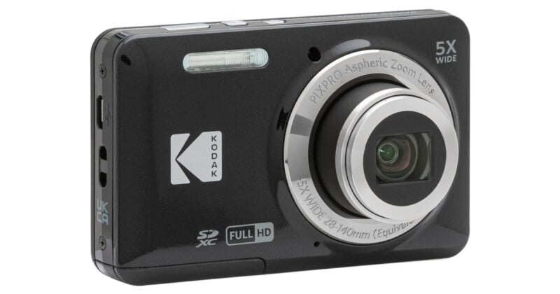 Cámara digital Kodak negra con lente zoom gran angular de 5x, capacidad Full HD y ranura para tarjeta SD. La lente y el flash son visibles en el frente, así como las etiquetas de marca y características.