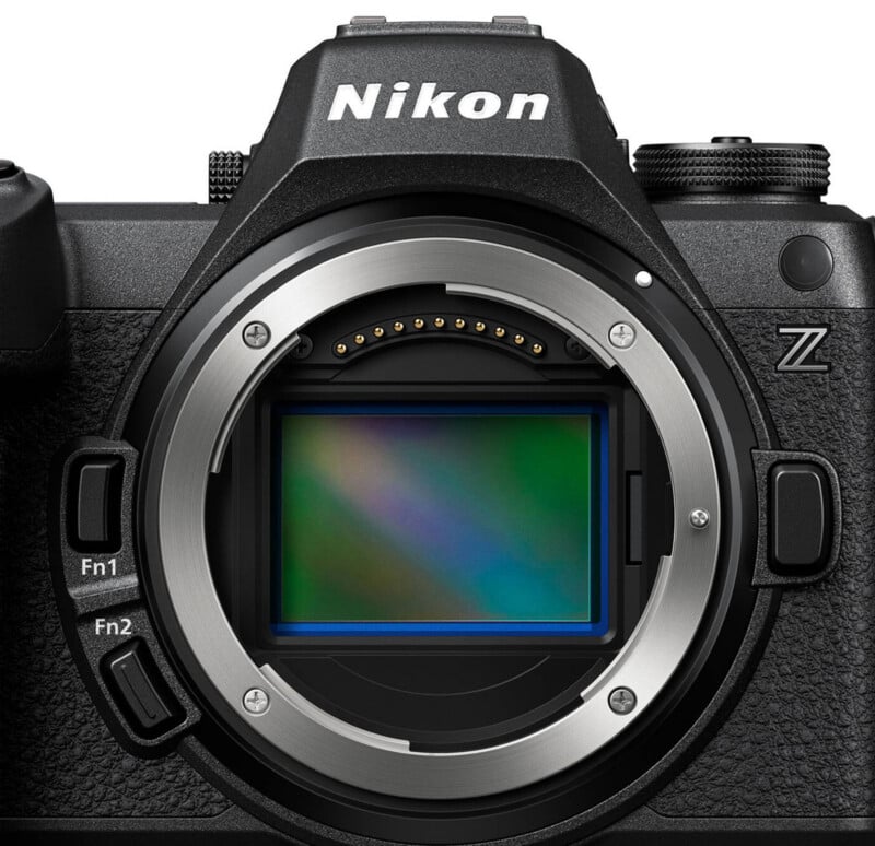 Un primer plano del cuerpo de la cámara sin espejo de la serie Nikon Z, sin la lente, lo que revela el sensor de la cámara y los contactos electrónicos dentro de la montura de la lente.