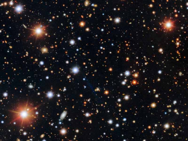 Las imágenes de campo profundo del espacio muestran innumerables estrellas y galaxias distantes de varios colores y brillos esparcidas sobre un fondo oscuro. Algunas estrellas tienen distintos picos de difracción.