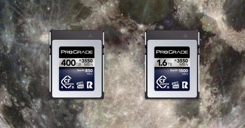 Dos tarjetas de memoria ProGrade CFexpress (una con una capacidad de 400 GB y otra con una capacidad de 1,6 TB) se muestran una al lado de la otra sobre un fondo de temática espacial con una vista detallada de la luna.
