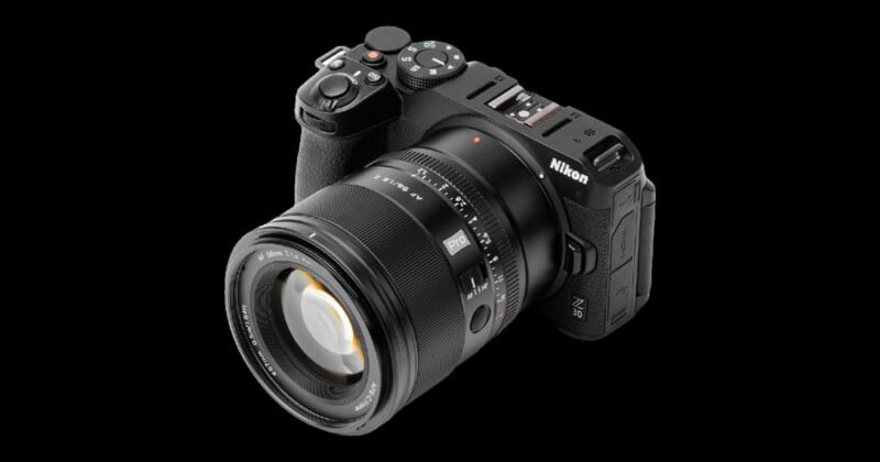 Cámara negra con lente grande.