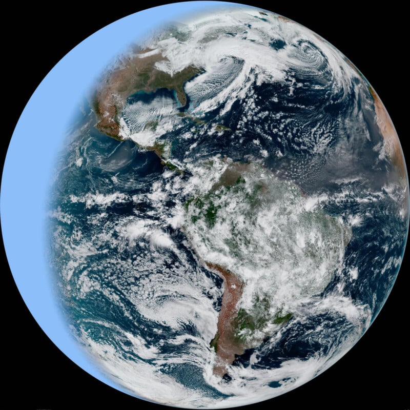 Vista satelital de la Tierra que muestra América del Norte y del Sur con nubes blancas arremolinadas sobre continentes y océanos, océanos azules y tierras verdes y marrones. El borde izquierdo de la Tierra está iluminado.