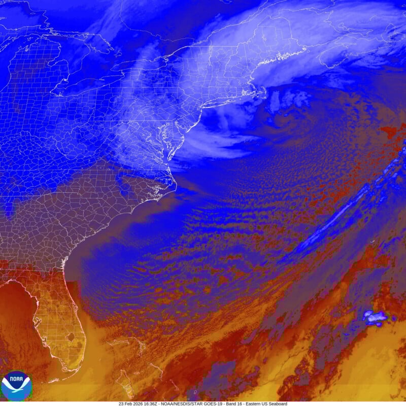 Las imágenes de satélite muestran tonos azules más fríos en el noreste de Estados Unidos y tonos cálidos de color marrón y naranja en el sureste y el Océano Atlántico, lo que muestra cambios de temperatura. El logotipo de NOAA es visible en la esquina.