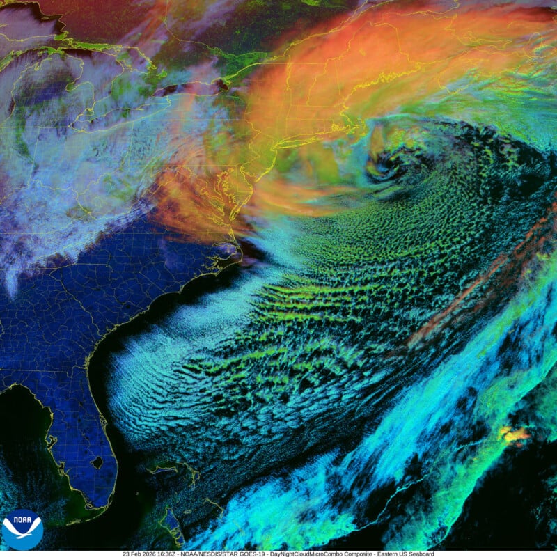 Las imágenes satelitales en falso color muestran un gran sistema de tormentas en rotación frente a la costa este de EE. UU., con bandas de nubes de vivos colores azul, verde, naranja y rojo que cubren el Atlántico y los estados del noreste.