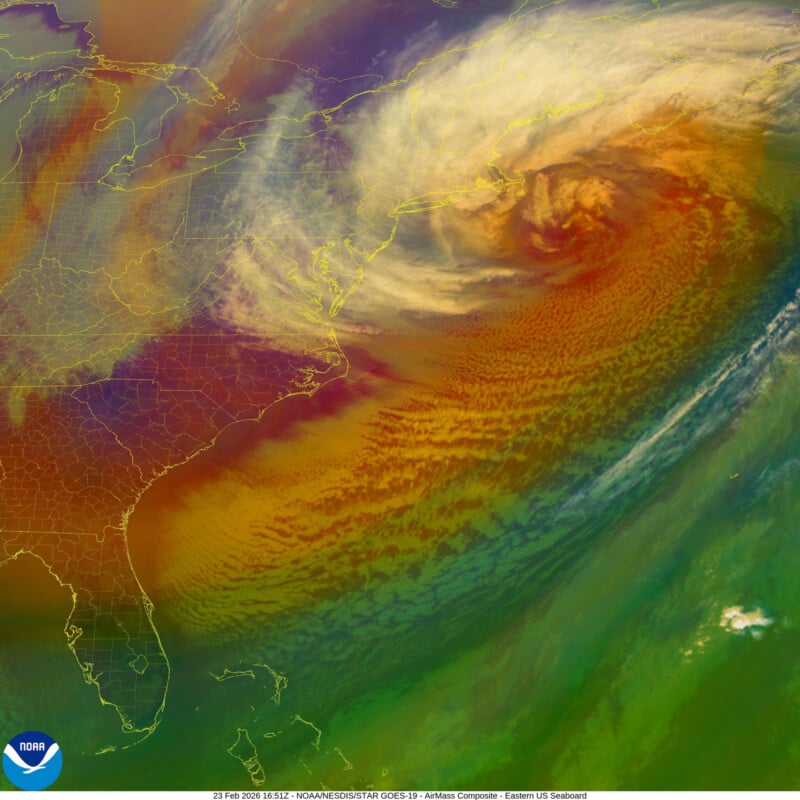 Las imágenes de satélite muestran un gran sistema de tormentas en rotación con coloridos patrones de nubes y gradientes de temperatura frente a la costa noreste de los Estados Unidos, cubriendo gran parte del Océano Atlántico y la costa este de los Estados Unidos. El logo de NOAA está en la esquina.