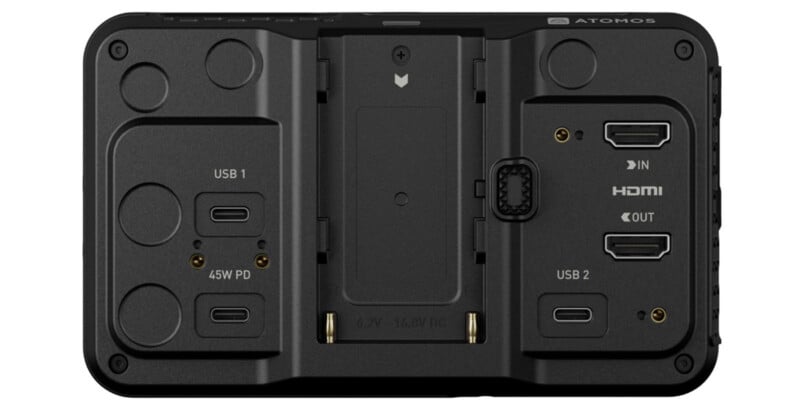 Vista trasera del dispositivo Atomos negro, que muestra los distintos puertos, incluidos dos puertos USB-C, dos puertos HDMI etiquetados IN y OUT, un puerto de alimentación de CC y una ranura central para batería. Los puertos están etiquetados para una fácil identificación.