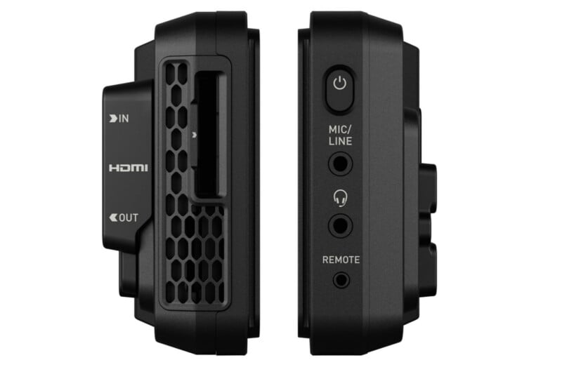 Dos dispositivos electrónicos negros mostrados en vista lateral; el lado izquierdo tiene puertos de entrada/salida HDMI y salidas de aire, mientras que el lado derecho muestra el botón de encendido, las tomas de micrófono/línea y auriculares, y el puerto remoto.