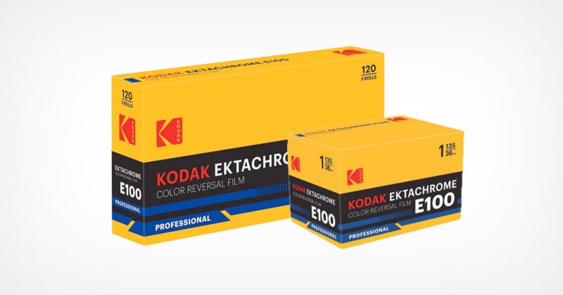Dos cajas de película reversible de color Kodak Ektachrome E100, una en formato 120 y otra en formato 35 mm, ambas con etiquetas de embalaje en amarillo, azul, negro y rojo. "Profesional.