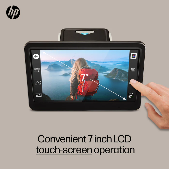 Una mano toca la pantalla táctil LCD de 7 pulgadas del dispositivo HP, que muestra una fotografía de una mujer que lleva una mochila roja con vistas a un paisaje. El texto dice: 