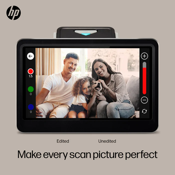 Una foto de una familia sonriente mostrada en una pantalla digital con una etiqueta en la mitad izquierda "Editado" y el de la derecha "No modificado." Aparece un control deslizante de edición junto a la imagen. Arriba está el logotipo de HP y debajo está el texto: "Haga que cada imagen escaneada sea perfecta.