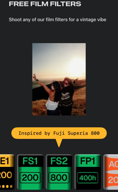 Al atardecer, dos personas estaban en la montaña, levantando los brazos y sonriendo. Filtros de película gratuitos para promociones de imágenes para crear una apariencia retro y resaltar "Inspirado en Fuji Superia 800" y varias opciones de filtro en la parte inferior.
