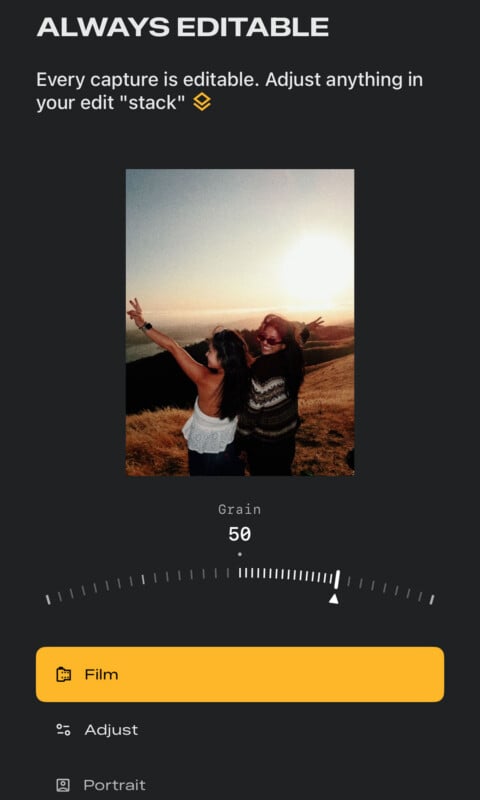 Al atardecer, dos personas estaban de pie en una colina cubierta de hierba, sonriendo y levantando los brazos en celebración. El texto en pantalla y los controles deslizantes indican las opciones de edición de fotografías, incluido un nivel de grano establecido en 50 y un filtro etiquetado "Película.