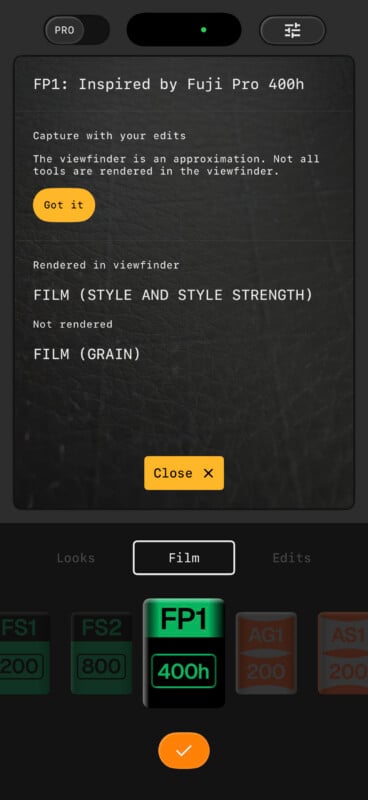La pantalla de la aplicación móvil muestra una notificación: "FP1: Inspirado en Fuji Pro 400h." un amarillo "sabía" Los botones explican los efectos cinematográficos. este "Película" La pestaña está seleccionada, resaltada "FP1 400 horas" El fondo es verde.