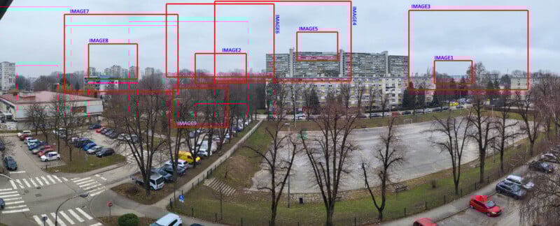 Vista panorámica de un paisaje urbano con varios edificios de apartamentos, árboles desnudos, automóviles estacionados, una gran área pavimentada vacía y rectángulos rojos etiquetados como IMAGEN 1 a IMAGEN 8 que resaltan diferentes partes de la escena.