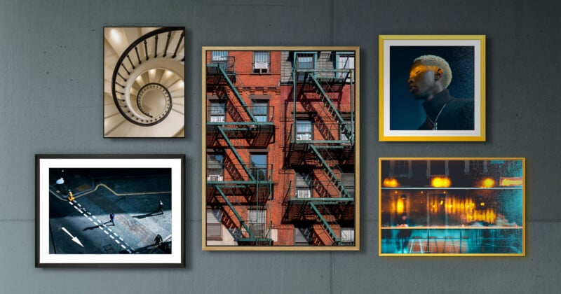 Un collage de cinco fotografías enmarcadas en una pared gris, que incluye una escalera de caracol, un edificio de ladrillo rojo con escalera de incendios, una figura rubia bajo una iluminación espectacular, una escena callejera de la ciudad y reflejos de luces en el agua.