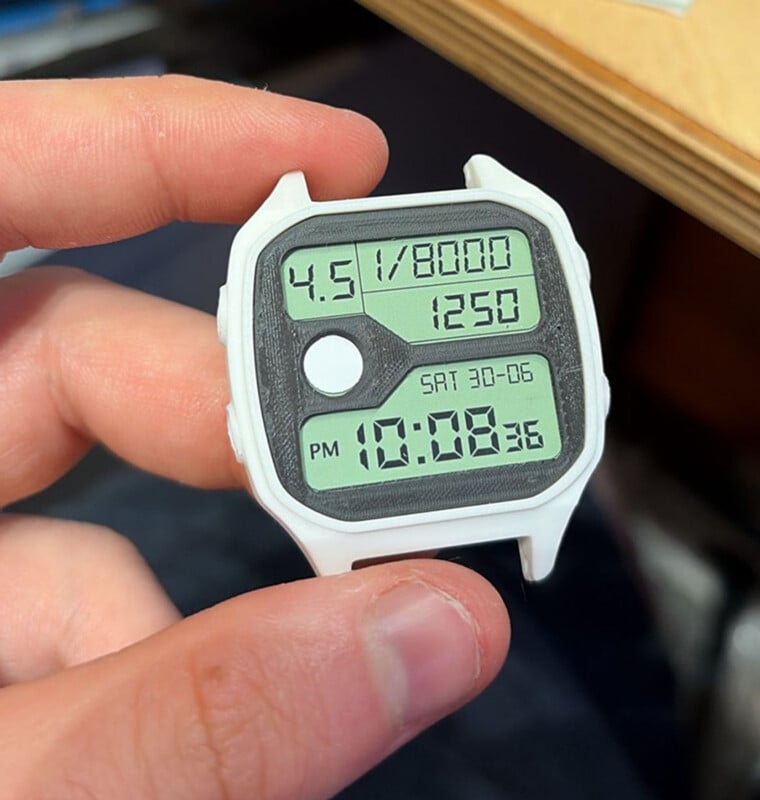 Una mano sostiene un reloj digital que muestra 4,5/8000 pasos, 1250, fecha SAT 30-06 y hora 10:08:36 p.m. en una pantalla verde claro con texto negro.