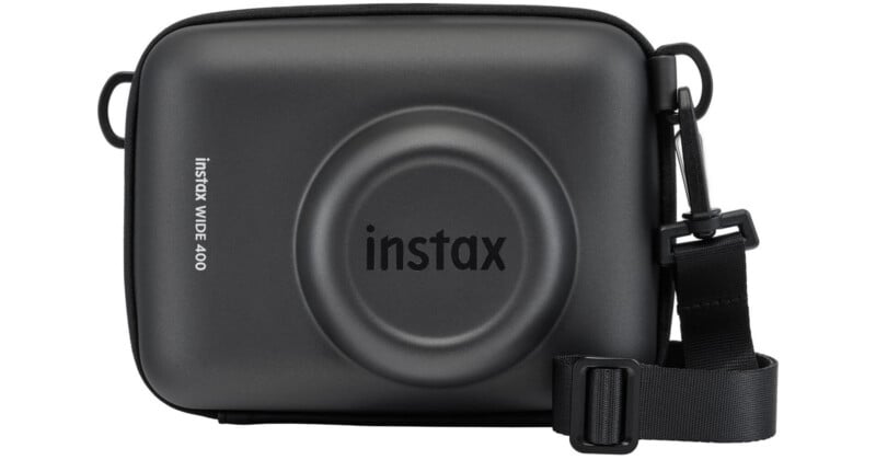 Bolso negro para cámara Instax Wide 400 con diseño redondo convexo en el centro, correa ajustable para el hombro y texto "instax gran angular 400" Imprimir a la izquierda.