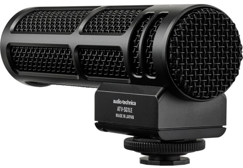 Micrófono de cañón Audio-Technica ATY-SG1LE negro con rejilla de malla y soporte de montaje, mostrado en ángulo sobre un fondo blanco.