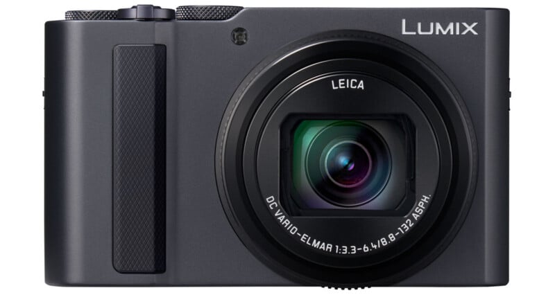 Vista frontal de una cámara digital Lumix negra con una lente Leica prominente, empuñadura texturizada a la izquierda y logotipo de la marca en la esquina superior derecha.