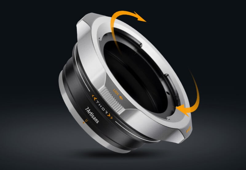 Primer plano del adaptador de lente de cámara de metal con una flecha naranja que muestra su mecanismo de rotación sobre un fondo degradado oscuro. El adaptador tiene texto y marcas alrededor del cuerpo.