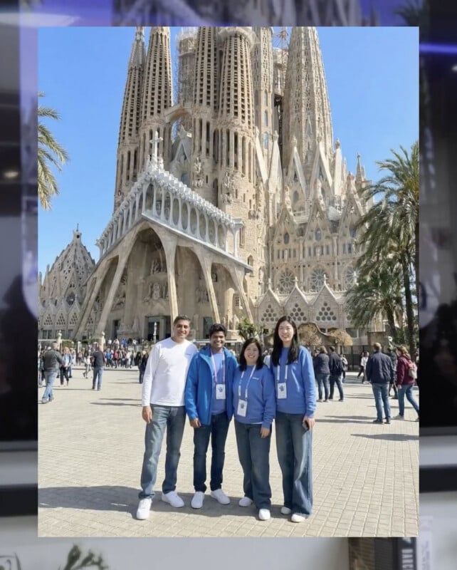 Cuatro personas sonrientes se encuentran frente a La Sagrada Familia de Barcelona en un día soleado, con otros turistas y palmeras visibles al fondo.