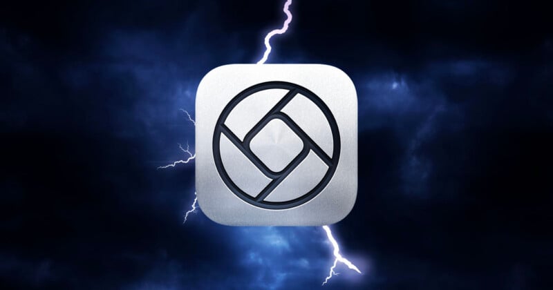 Ícono de aplicación metálico con diseño geométrico centrado en un fondo oscuro y tormentoso con relámpagos visibles.