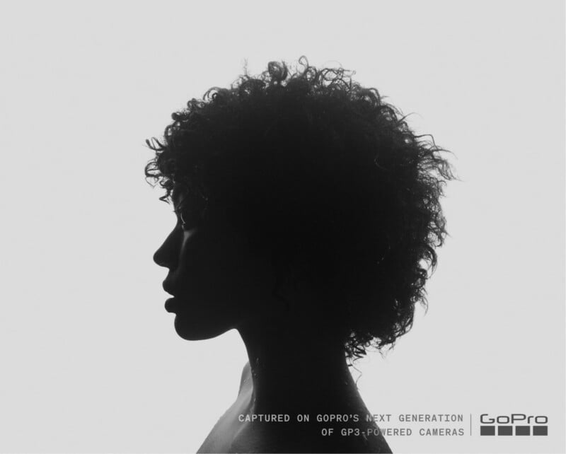 Silueta de hombre con silueta de pelo rizado sobre fondo gris claro. El texto en la parte inferior dice: 