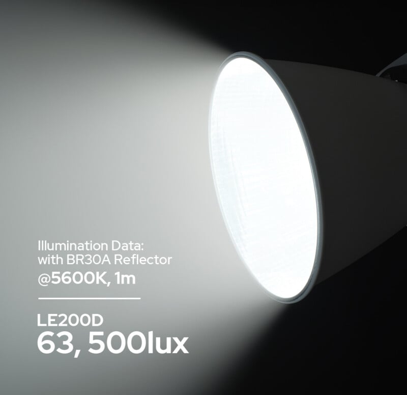 Primer plano de una lámpara de estudio brillante con su reflector que emite un haz enfocado. El texto de la imagen dice: "Datos de iluminancia: incluido el reflector BR30A a 5600 K, 1 m; LE200D 63.500 lux.