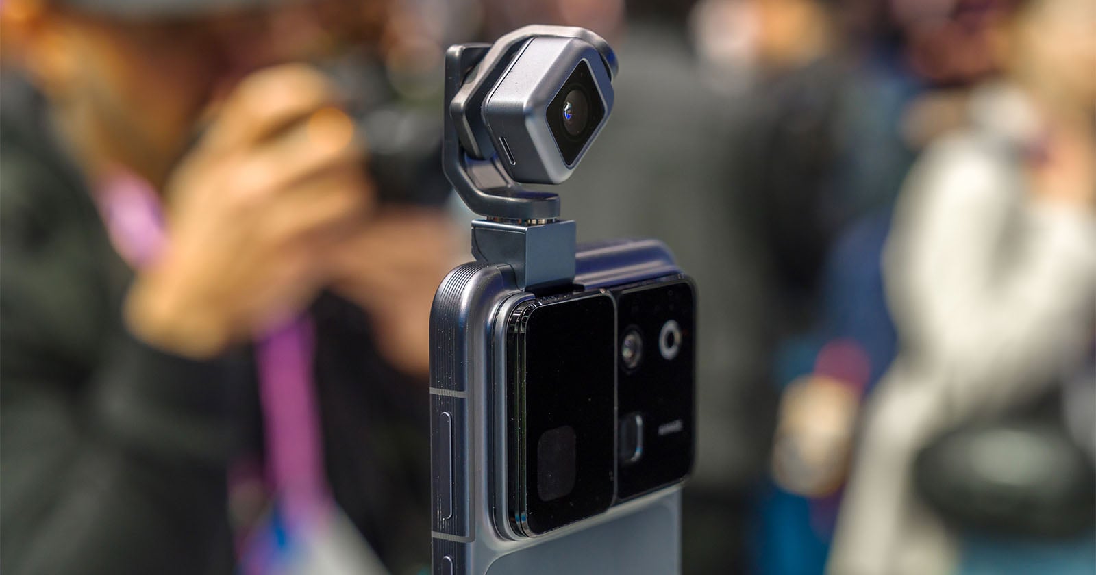 Honor Put a Robotic Camera Gimbal in a Smartphone