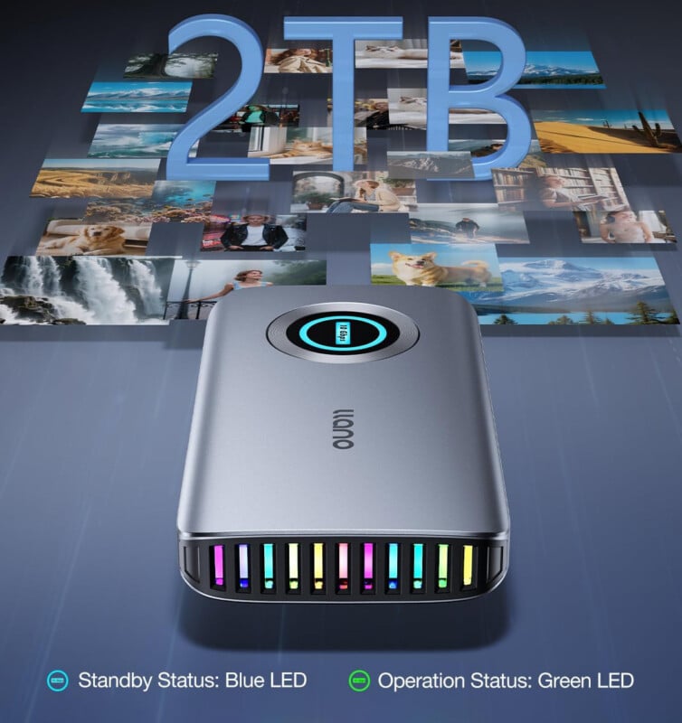 Elegante disco duro externo con pantalla redonda "2TB" Capacidad, luces LED de colores e íconos que indican el LED azul en espera y el LED verde en funcionamiento. La foto se muestra al fondo.