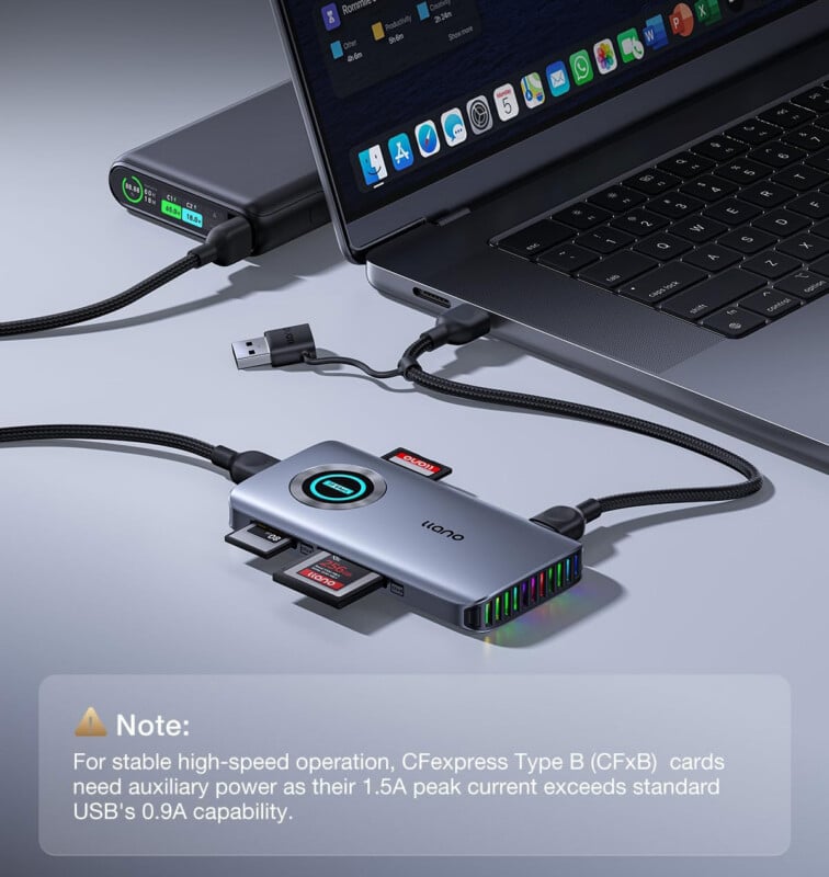 Hub USB multipuerto conectado a portátiles y powerbanks, con varias tarjetas de memoria insertadas. La anotación en la imagen indica que la tarjeta CFexpress Tipo B requiere energía adicional para un funcionamiento estable y de alta velocidad.