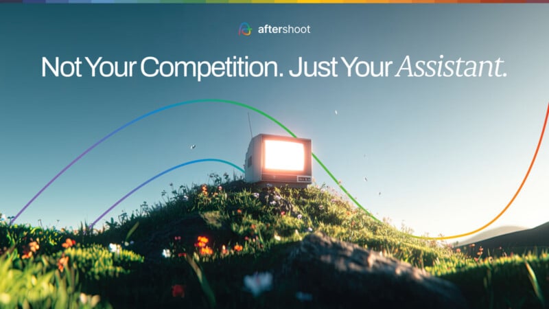 Un televisor antiguo se encuentra en una colina cubierta de hierba con flores bajo un cielo azul. Hay curvas de colores alrededor del televisor. El texto anterior es el siguiente: "No tu competencia. Sólo tu asistente." El logotipo de retroflujo se coloca encima del texto.