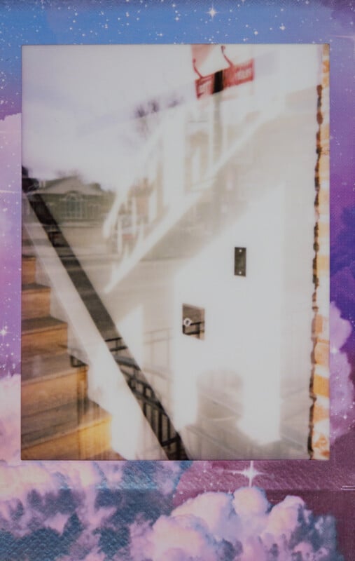 Una foto Polaroid de ensueño de doble exposición muestra una escalera y la fachada de un edificio cubiertas con un borde púrpura de cielo y nubes, combinando las líneas arquitectónicas con un fondo cósmico surrealista.