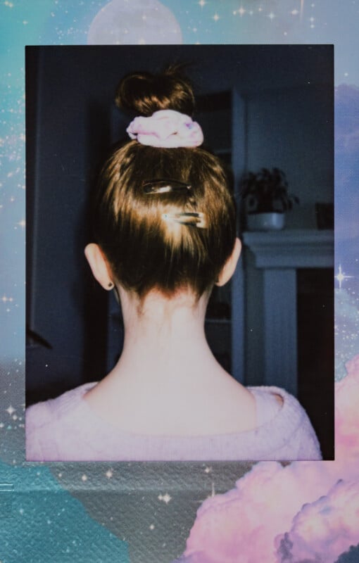 Se puede ver a una persona desde atrás, con el cabello castaño recogido en un moño y asegurado con una cinta rosa y horquillas. El fondo incluye una chimenea y plantas con un caprichoso borde de cielo estrellado y nubes de colores pastel.