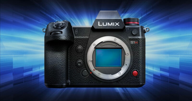 El cuerpo de la cámara Panasonic Lumix S1H se muestra sobre un fondo geométrico azul dinámico que resalta el sensor y los controles de la cámara.