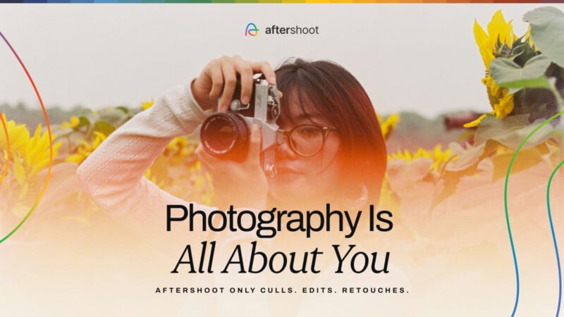 Un hombre se encuentra en un campo de girasoles con una cámara. El texto es el siguiente: "La fotografía se trata de ti. Solo eliminado más tarde. editar. Aseo." El logotipo de Aftershoot está en la parte superior y está rodeado por un arco de color.