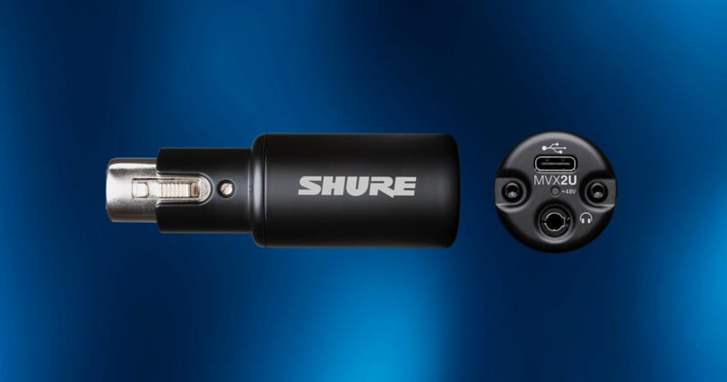 Mirando el adaptador de audio Shure negro desde un lado, el logotipo es visible; Mirando desde el final, los puertos XLR, USB-C y para auriculares se muestran sobre un fondo azul degradado.