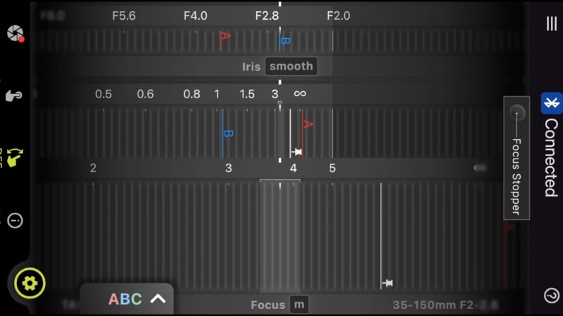 Primer plano de la interfaz de control de la cámara, que muestra controles deslizantes ajustables para apertura (valor de apertura), apertura y distancia focal en metros, con varias marcas, iconos y estado 