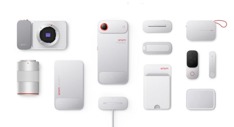 Una colección de elegantes dispositivos electrónicos blancos y grises con detalles en rojo, que incluyen cámaras, lentes, teléfonos inteligentes, bancos de energía, tarjeteros, adaptadores y otros accesorios, todos cuidadosamente dispuestos sobre un fondo blanco.