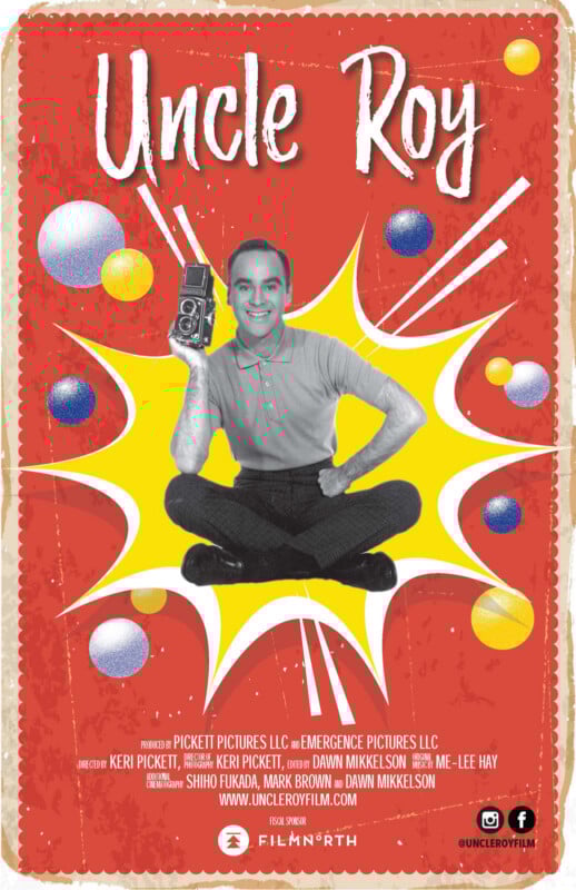 Un hombre sonriente sentado con las piernas cruzadas y sosteniendo una cámara antigua sobre un fondo rojo con bolas y estrellas de colores. Las letras grandes en la parte superior dicen 