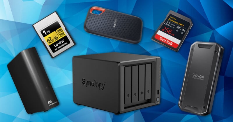 Collage de diferentes dispositivos de almacenamiento de datos, incluida tarjeta SD, disco duro externo, SSD y Synology NAS, dispuestos sobre un fondo geométrico azul.